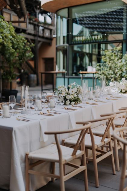 Festlich gedeckte Tafel im lichtdurchfluteten Eventraum