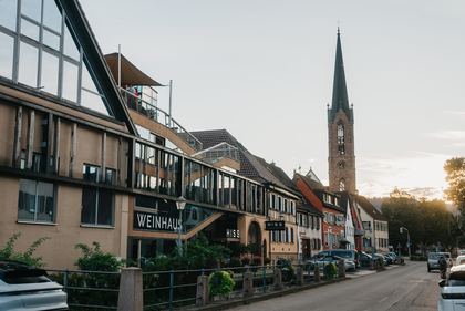 Die Hauptstraße in Eichstetten mit Fachwerkhäusern und Kirchturm