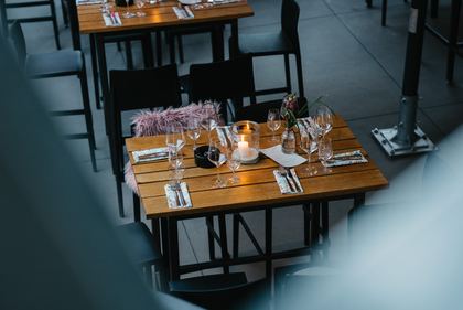 Tische im Innenraum der Vinothek