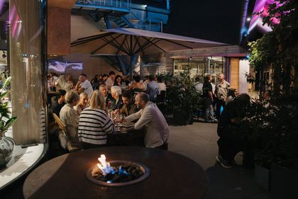 Gäste am Feuer im Innenhof bei einer Abendveranstaltung