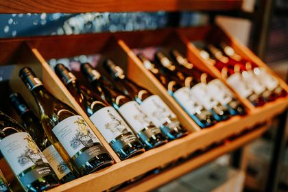 Weinflaschen in Holzkisten in der Vinothek