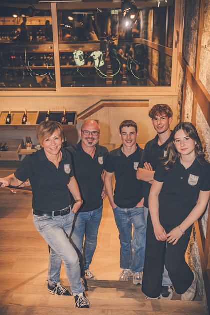 Die Winzerfamilie Hiss mit ihrem Team im Weinhaus