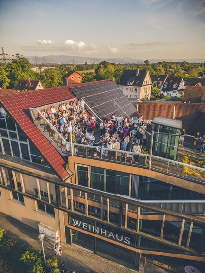 Blick über die Dächer von Eichstetten auf das Weinhaus Hiss