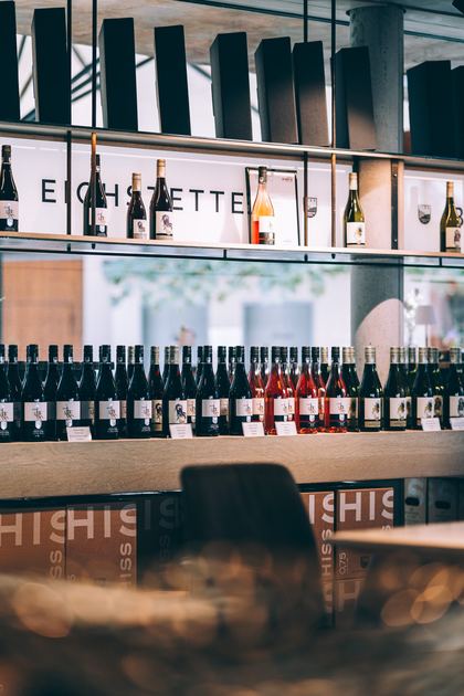 Weinregal in der Vinothek mit dem Schriftzug Eichstetten
