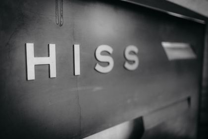 Der Schriftzug HISS an der Wand im Streiflicht