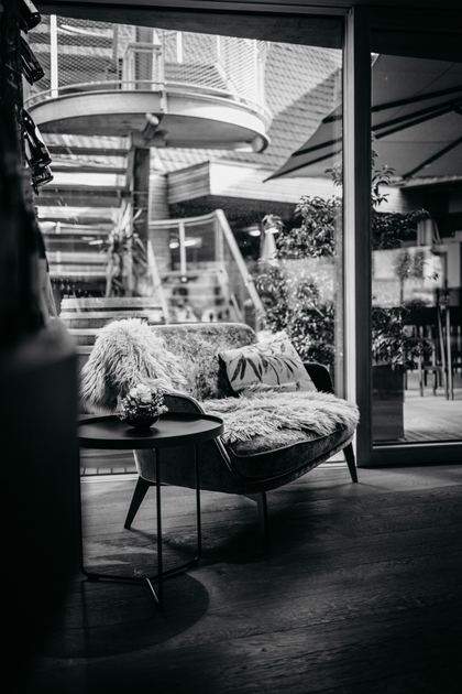 Blick durch die Fensterfront auf einen gedeckten Tisch im Weinhaus