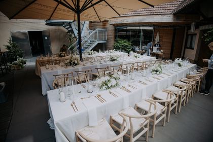 Lange Festtafel im Eventraum mit Blick ins Freie