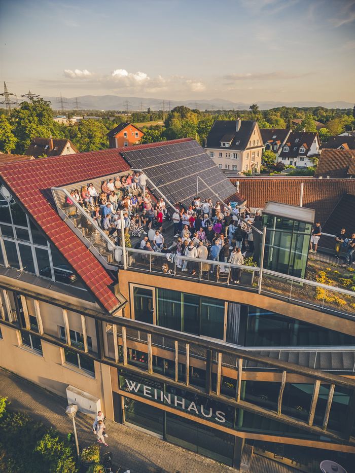 Gäste beim After-Work-Event im Weinhaus Hiss